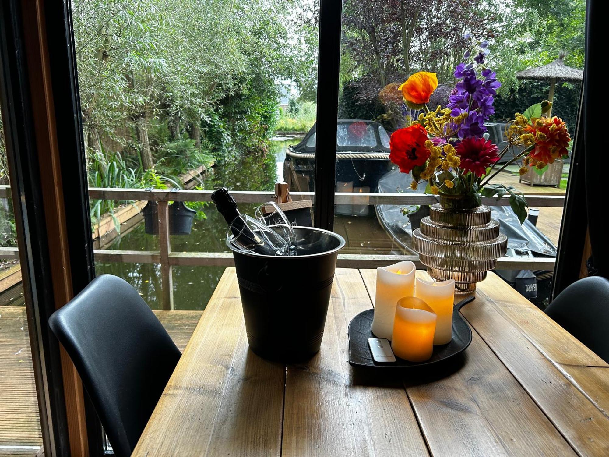 Casa Aan De Plas, B&B Met Sauna En Hottub Of Jacuzzi Nieuwkoop 외부 사진